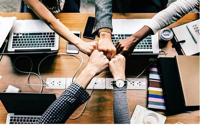 TIN THẦN ĐỒNG ĐỘI DẪN ĐẾN THÀNH CÔNG LÀM VIỆC NHÓM - JOHN C. MAXWELL