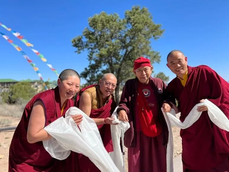 KHAI THỊ SỐ 50 - HÃY HOÁN ĐỔI HẠNH PHÚC CỦA BẢN THÂN LẤY KHỔ ĐAU CỦA CHÚNG SINH - Garchen Rinpoche Đời Thứ 8 - Những Lời Khai Thị Từ Bậc Tôn Quý
